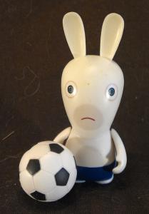 Figurine Lapin Crétin footballeur (1)